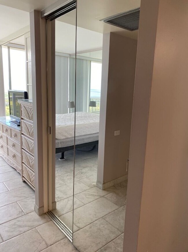 Building Photo - Beautiful 1/1 Penthouse unit at Makaha Valley Towers