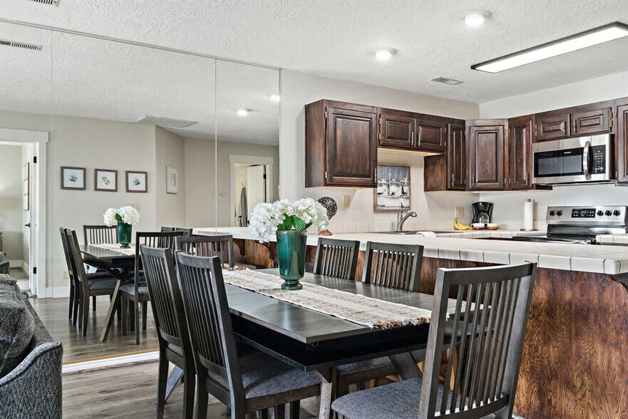 Building Photo - 1845 W Canyon View Dr