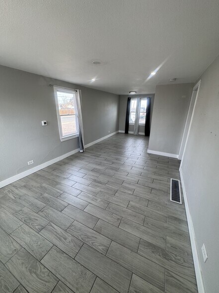 Building Photo - 7384 Oneida Dr