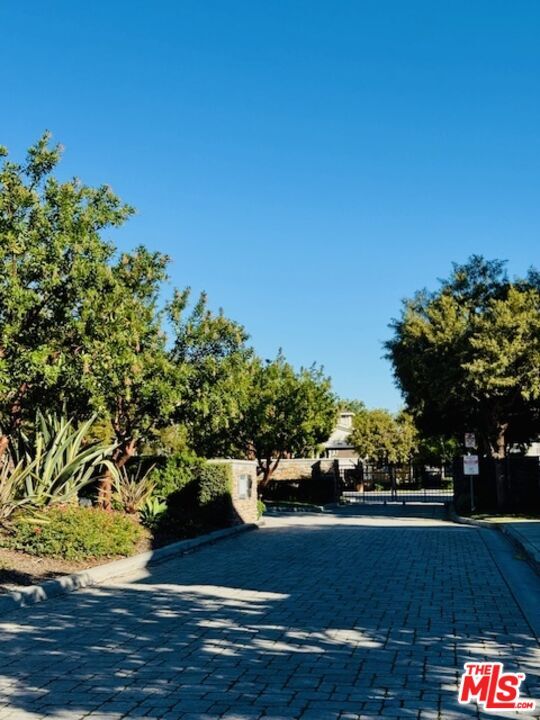 Building Photo - 1800 Oak St