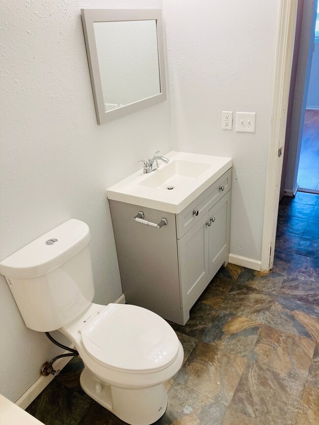 Building Photo - Great Two Bedroom Apartment