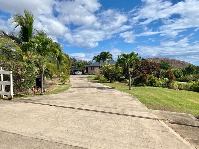 Building Photo - Stunning Launiupoko 2BR Rental – Ocean Vie...