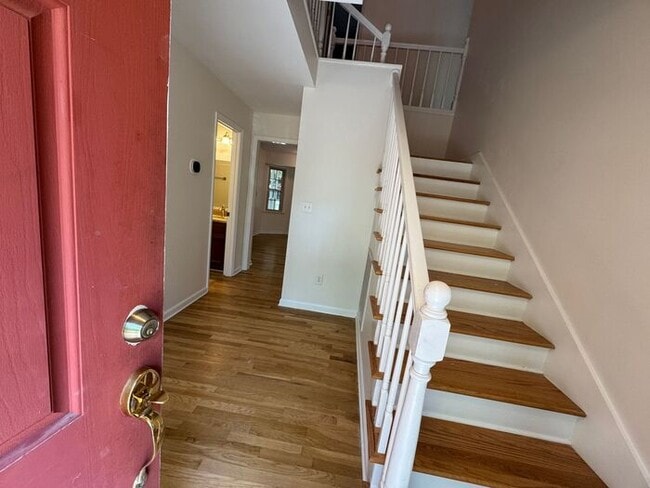 Building Photo - Fenced yard!