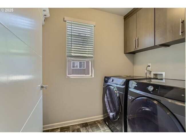 Building Photo - Modern Comfort in Happy Valley – 3BD/2.5BA...