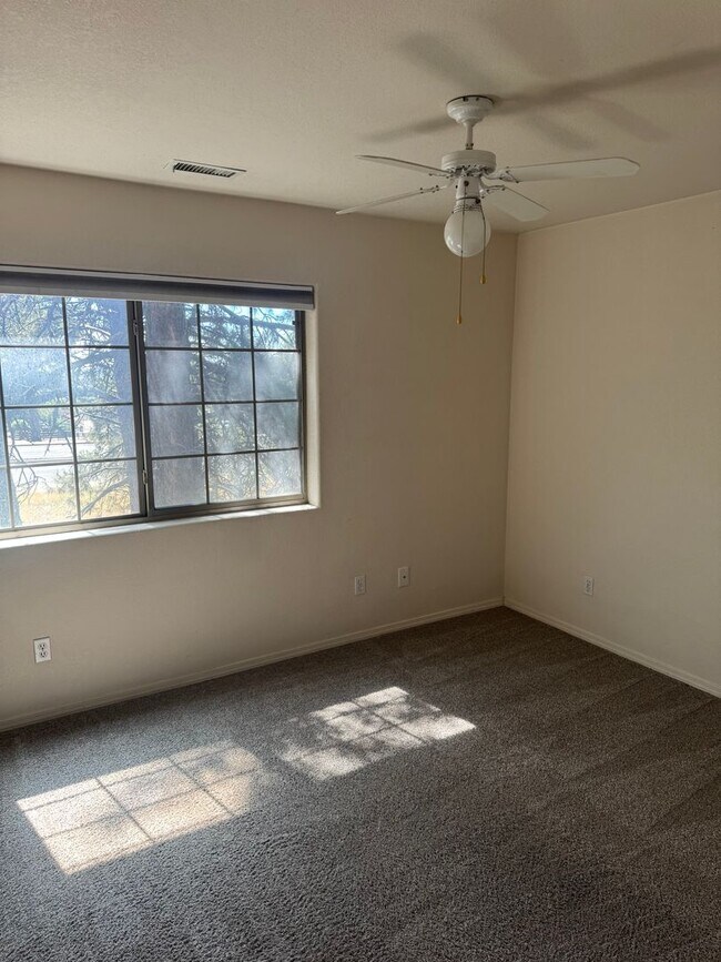 Building Photo - Ready For Move-In! Two-Level Townhome with...