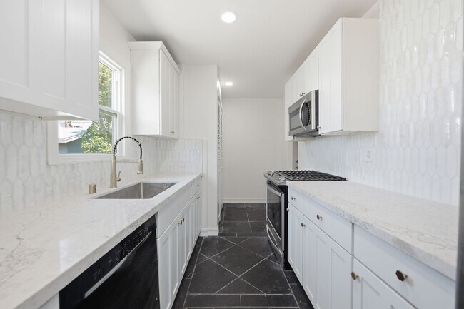 Building Photo - 6204 Mary Ln Dr
