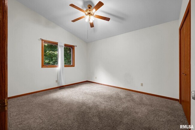 Building Photo - 2321 W Pintura Ct