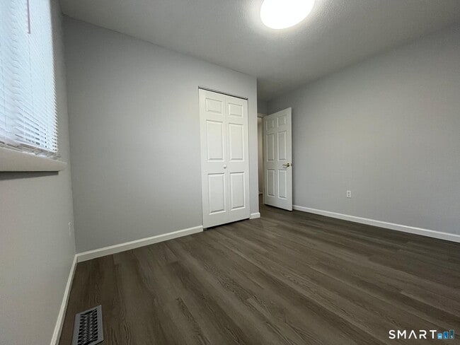 Building Photo - 221 Cottonwood Rd