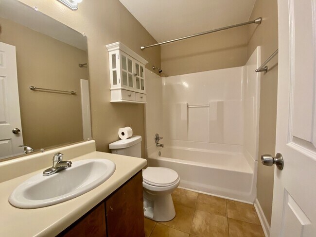 Building Photo - 2BR/2.5BA Townhome in Gated Community for Lease!