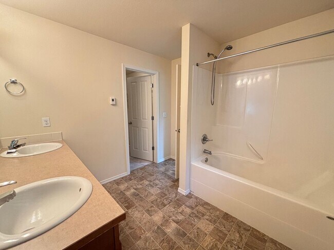 Building Photo - 3 Bedroom Condo in Dupont