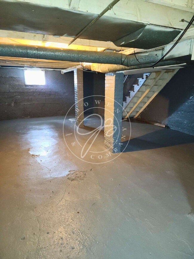 Building Photo - 2 bed 2 story townhouse! Individual basement! Front and back entrances with porch!