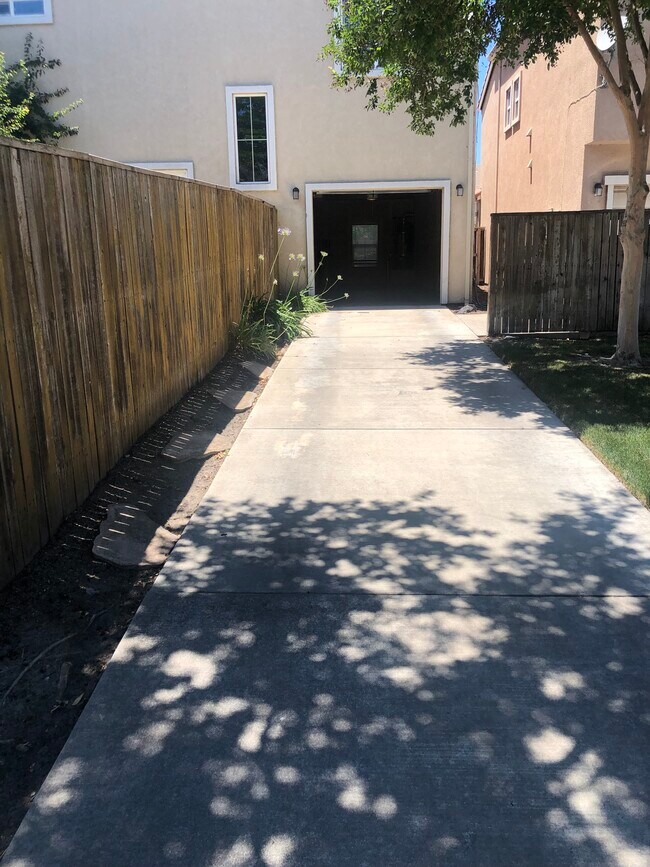 Building Photo - 10640 Siskiyou Ln