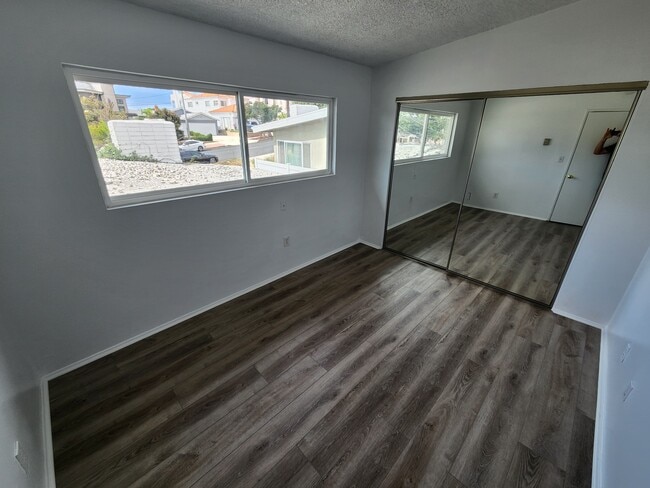 Building Photo - 702 N Paulina Ave