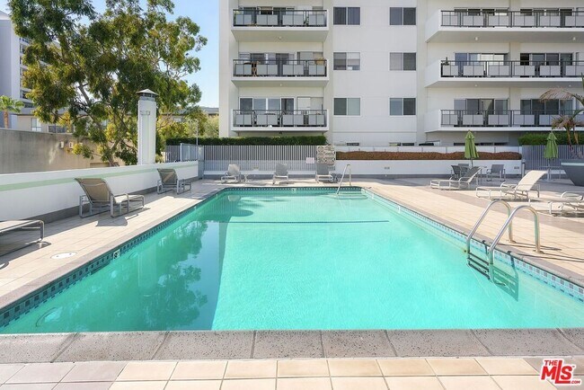 Building Photo - 1155 N La Cienega Blvd