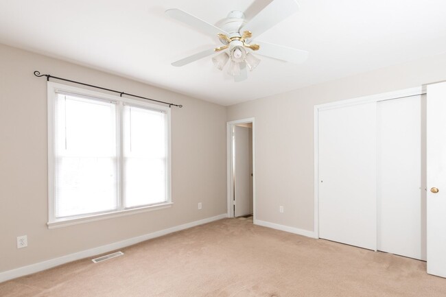 Building Photo - Wonderful Westend Townhome