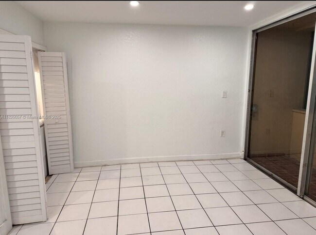Building Photo - 1750 W 56th St