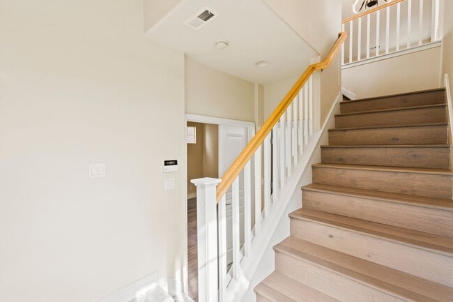 Building Photo - VERSATILE LUXURY LIVING IN RIVERMARK CORNE...
