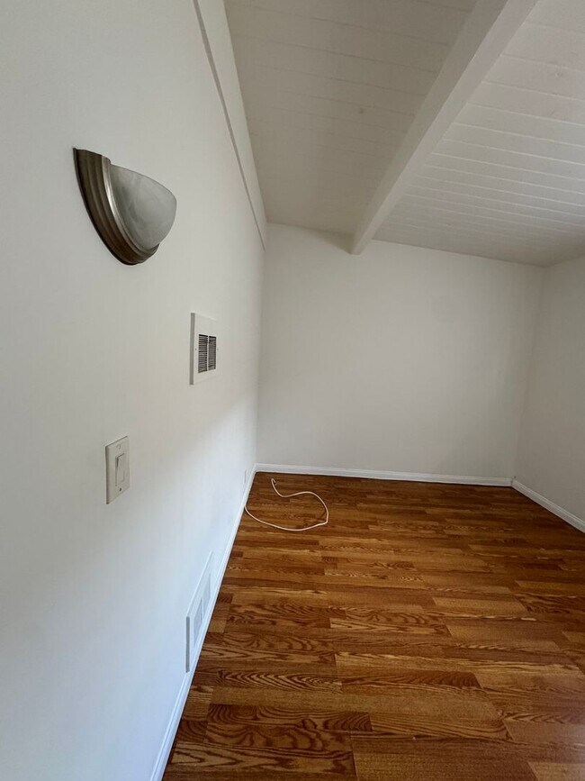 Building Photo - Comfortable 1-Bedroom in Gardena with Park...