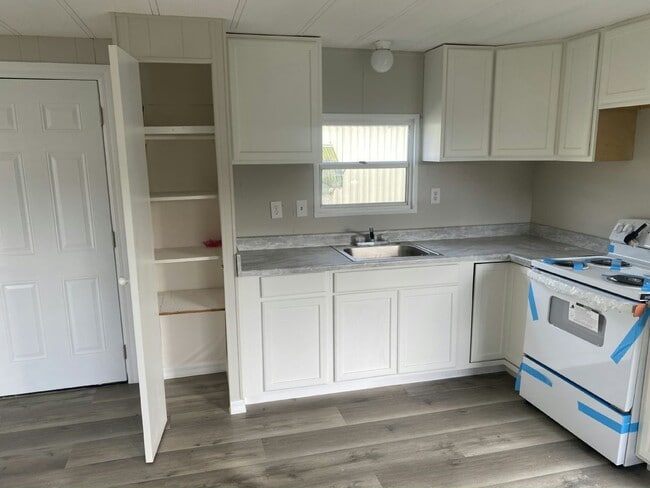 Building Photo - 1250 Lakeview Dr