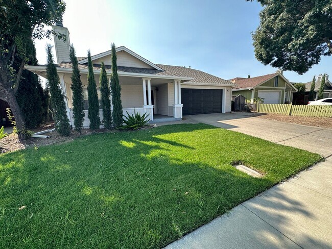 Building Photo - Beautiful Single Story 4 Bedroom 2 Bath Br...