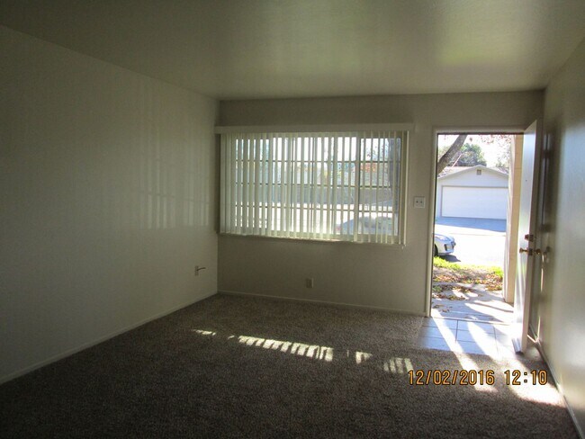 Building Photo - VF484 MR