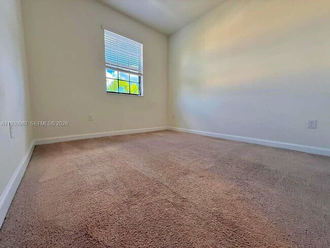 Building Photo - 320 SE 37th Ter