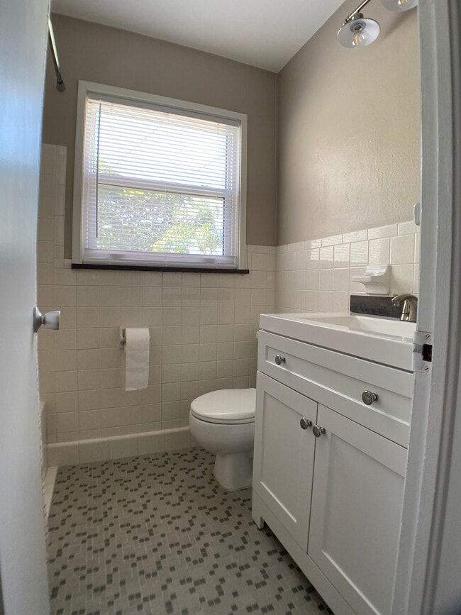 Building Photo - 5718-5713 13th Ave S