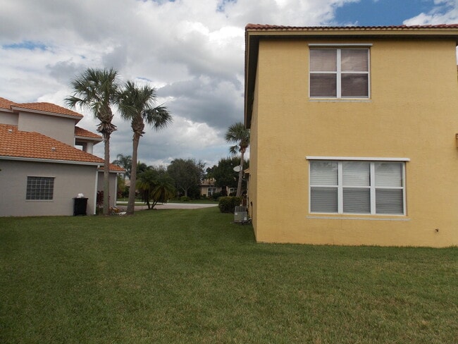 Building Photo - 323 NW Sheffield Cir