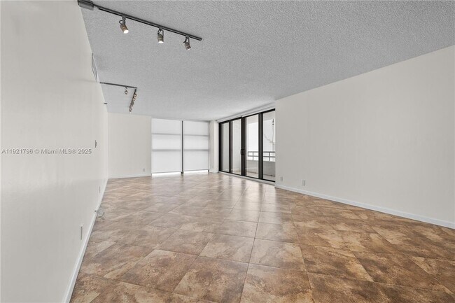 Building Photo - 20225 NE 34th Ct