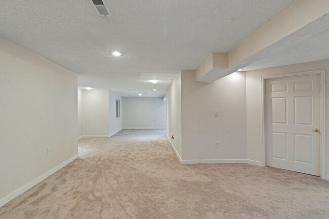 Building Photo - 2152 Holyoke Ln