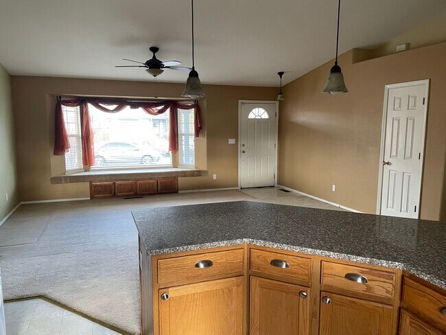 Building Photo - BIG LOT FOR ALL YOUR TOYS!