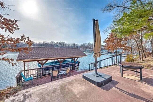 Building Photo - Beautiful Lake Front Home on Loch Lomond!