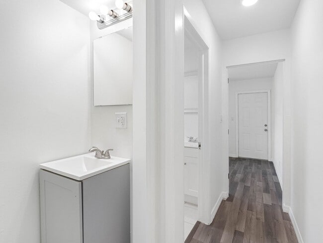 Building Photo - Affordable 3/1.5 West Tampa Home