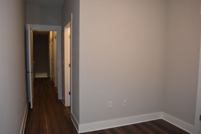Building Photo - Available June 1 Three Bedroom Townhouse a...