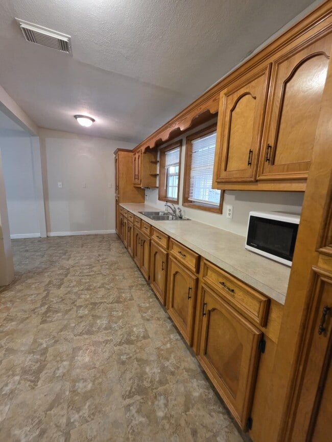 Building Photo - 6109 Saxon Dr