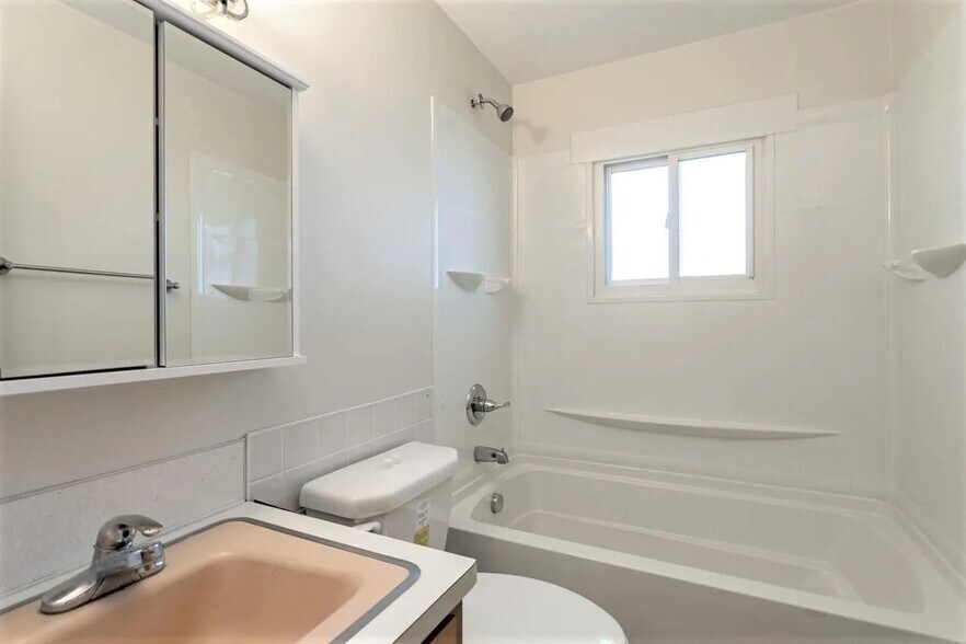 Building Photo - 1405 Daley Ave