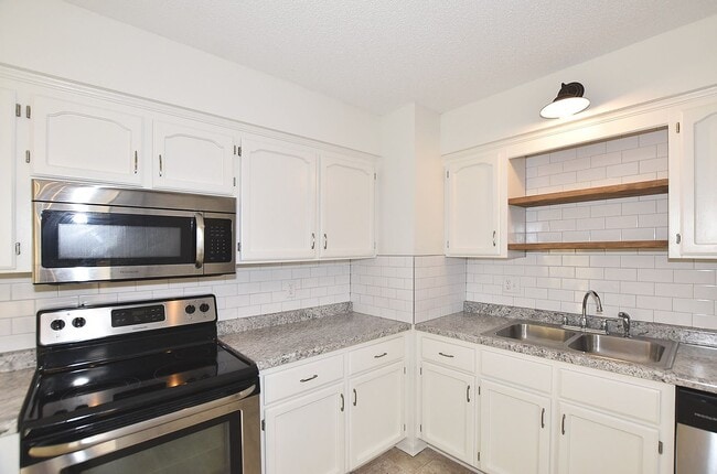 Building Photo - Two bedroom 1.5 bath townhome with 1 car garage