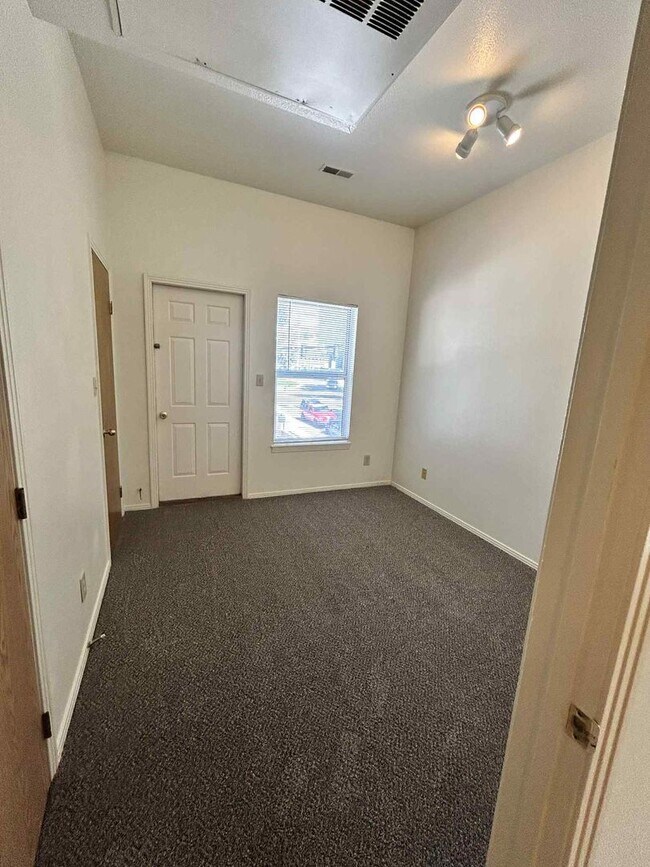 Building Photo - Perfect 1 bedroom 1 bath 6th & Hays Downto...