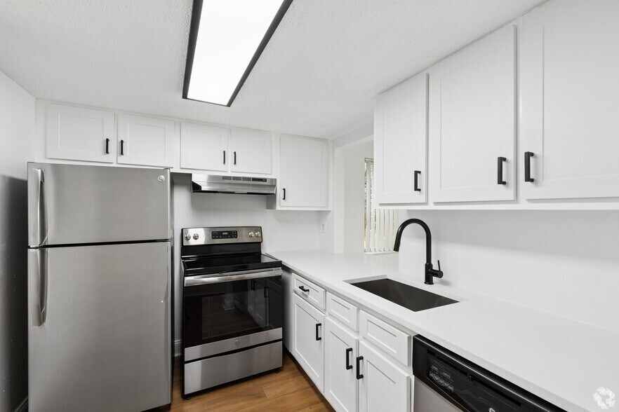The Peacock II - 2BR, 2BA - 850SF - Kitchen - Plantation Gardens