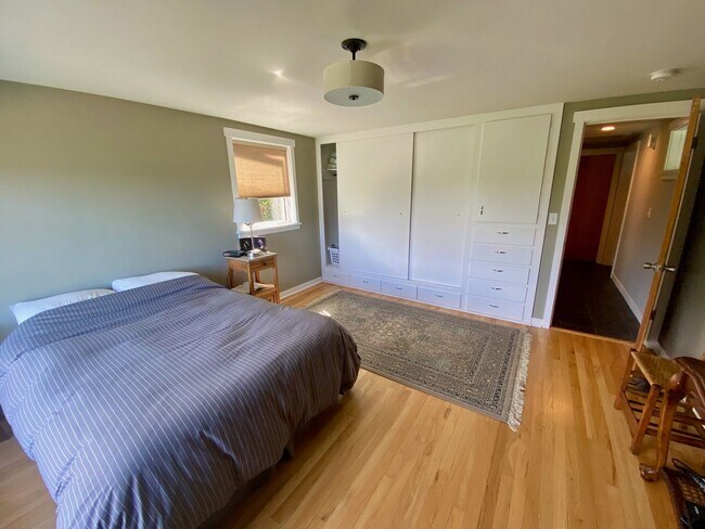 Building Photo - Term Rental in Town with Harbor View