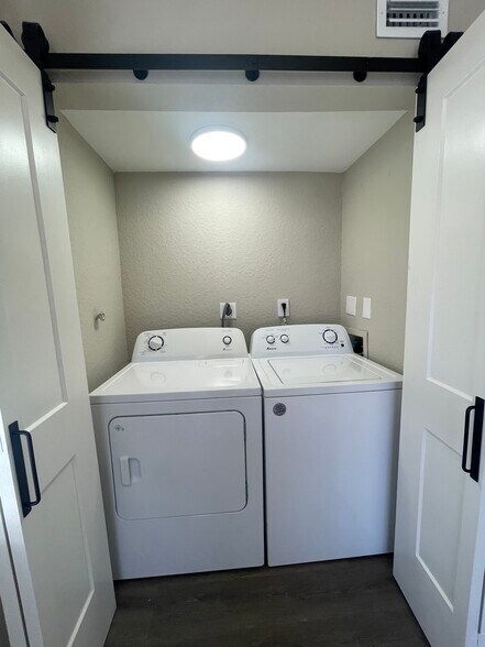 Building Photo - 2850 N Oakland Forest Dr