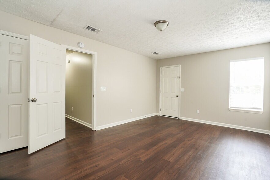 Building Photo - 1207 Cedarbend Dr