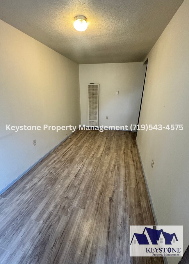 Building Photo - 1st MONTH FREE!!!  Downtown Studio Unit with Dedicated Entrance! $750/$750