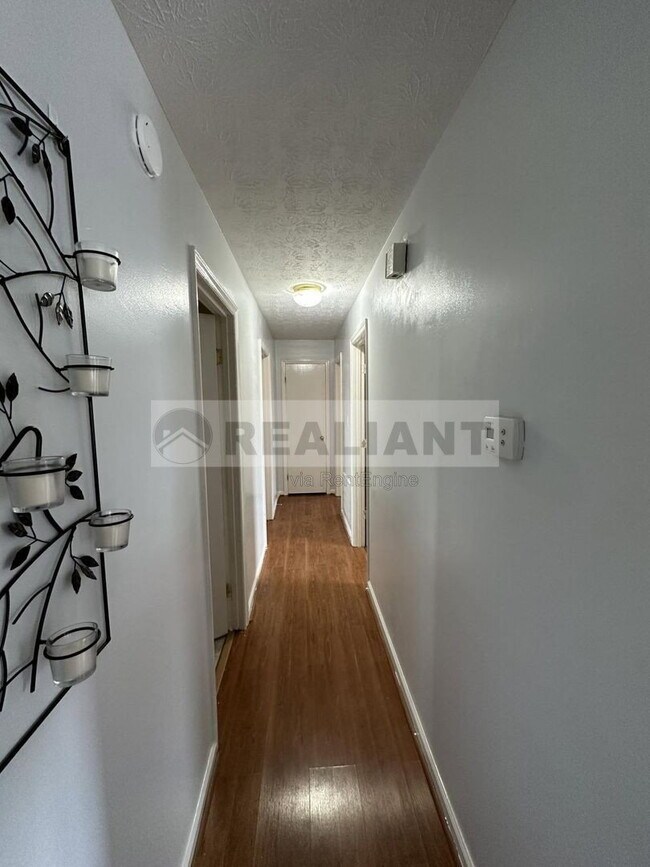 Building Photo - 530 Foxwood Dr