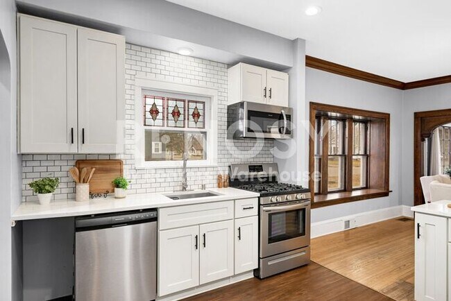 Building Photo - Available July 1st 5 Bedroom 2 Bath Single Family Home in Robbinsdale