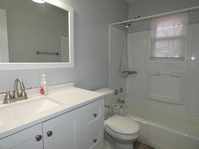 Building Photo - 5220 NE 57th St