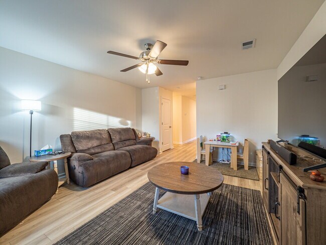 Building Photo - "Spacious Elegance Awaits: 4-Bedroom Haven with Granite Touches in Sumter"