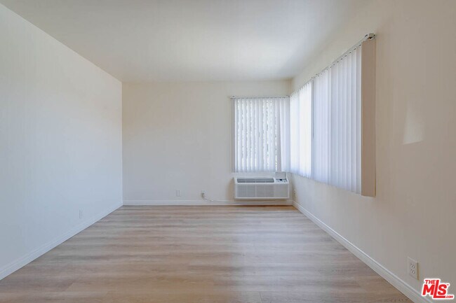 Building Photo - 758 N Hudson Ave