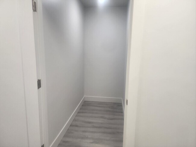 Building Photo - 2 BLOCKS FROM BEACHMONT TRAIN STATION CALL FOR COST DETAILS