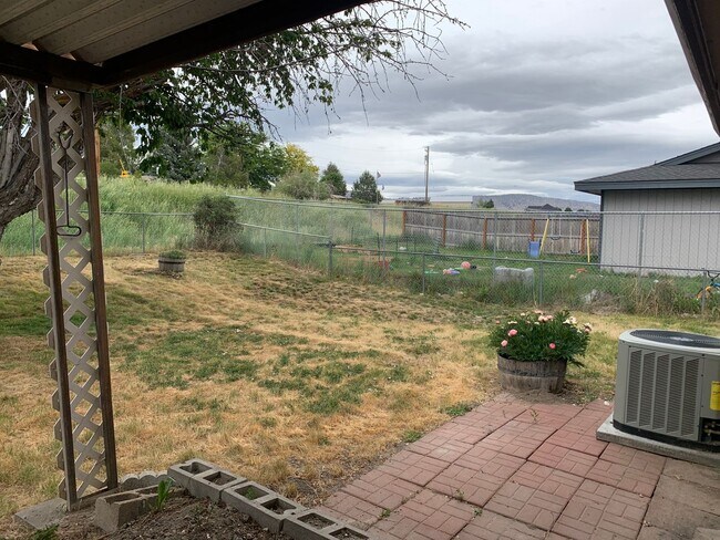 Building Photo - 3 Bedroom, 2 bath home in Sunset Village